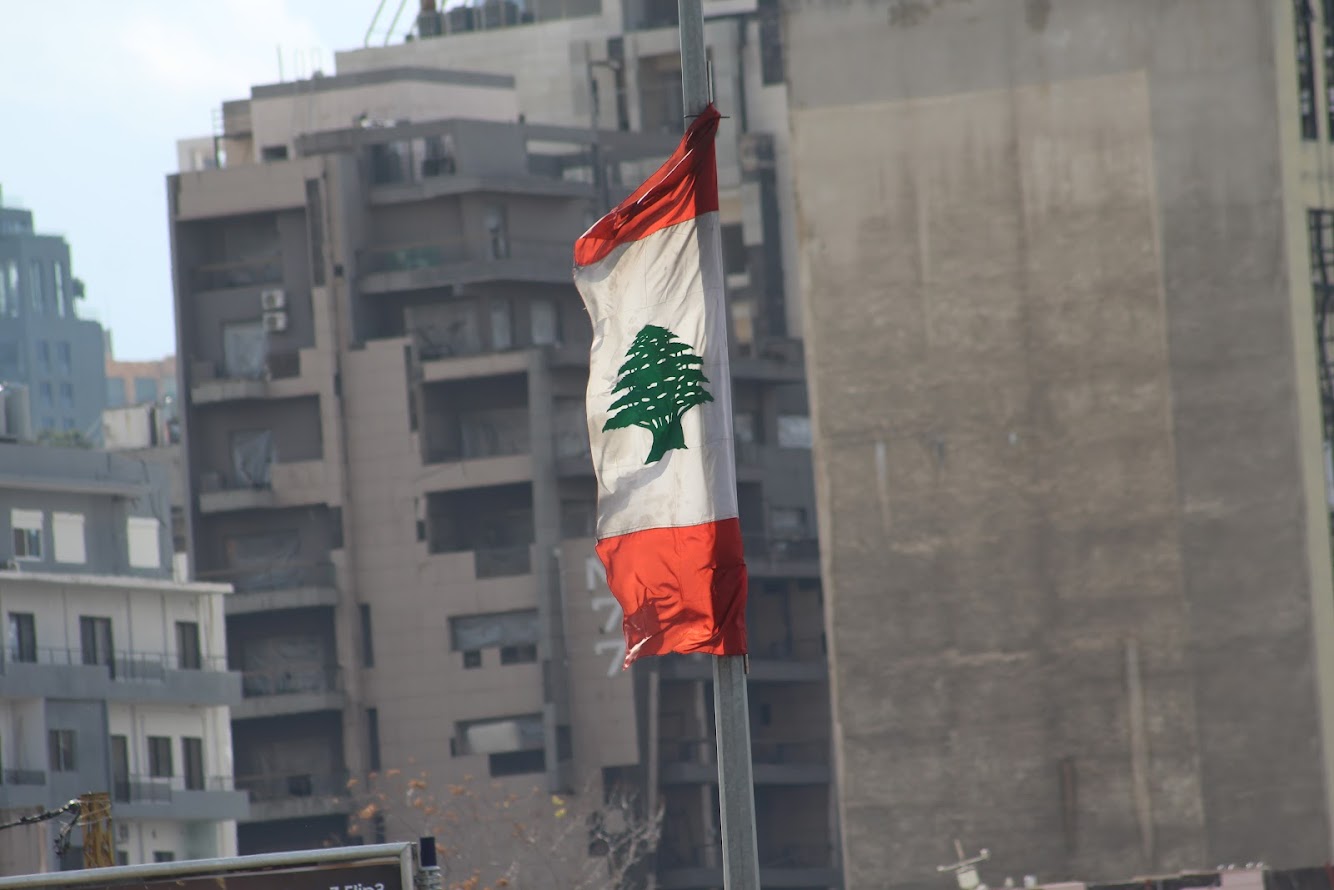 Drapeau libanais flottant sur un immeuble de Beyrouth/ Amélie Gazeau/RCF