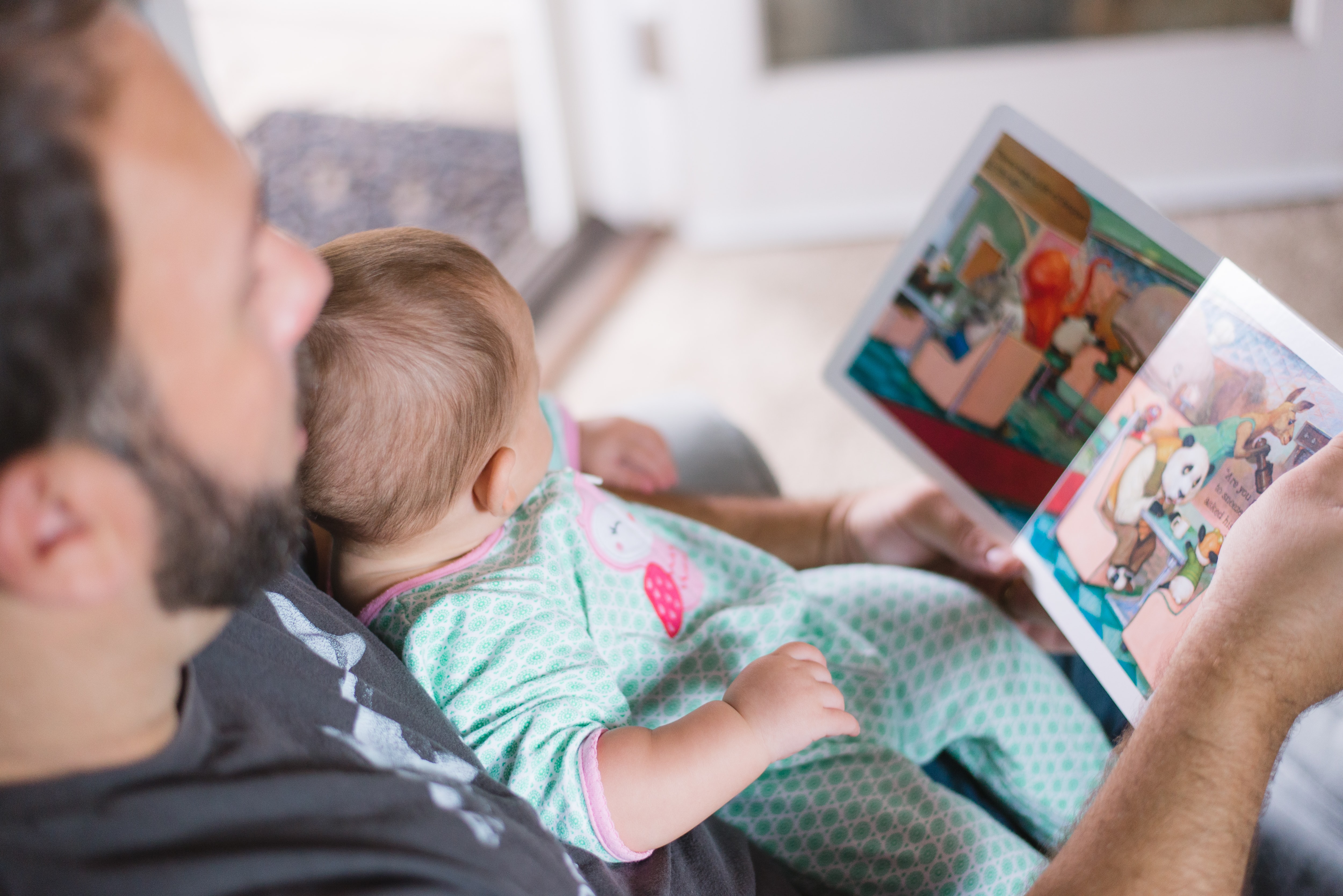 La lecture, un moment privilégié entre parent et enfant, un moment "magique" ©Unsplash