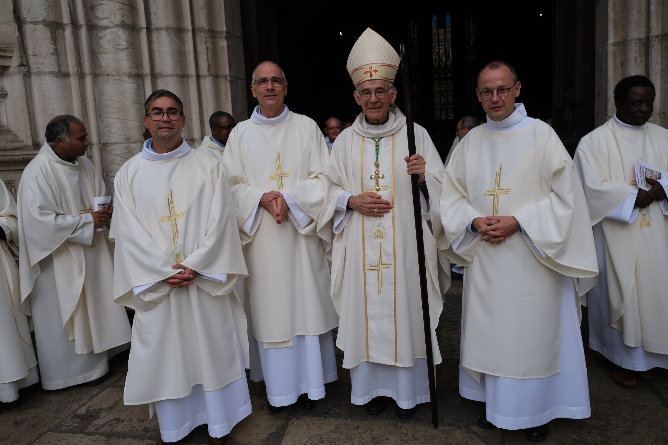 Les 3 nouveaux diacres et Mgr Roland Notre Dame de Bourg photo de JF Grimmer