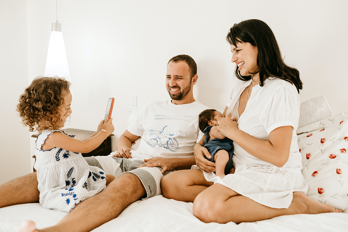 Nous sommes à une époque de recomposition des rôles : "C’est l’occasion de redécouvrir à la fois le rapport à l’enfant et le rapport de couple" ©Unsplash