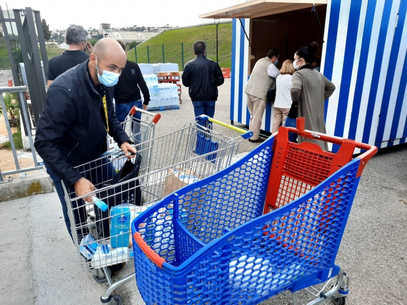 Les b&Atilde;&copy;n&Atilde;&copy;voles r&Atilde;&copy;cup&Atilde;&uml;rent les dons des azur&Atilde;&copy;ens.