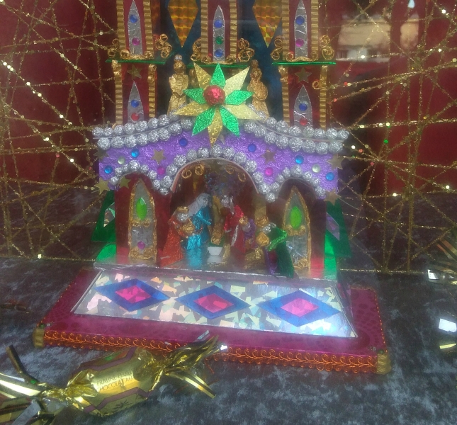 creche_de_cracovie_en_papiers_de_bonbon_recoupe.jpg