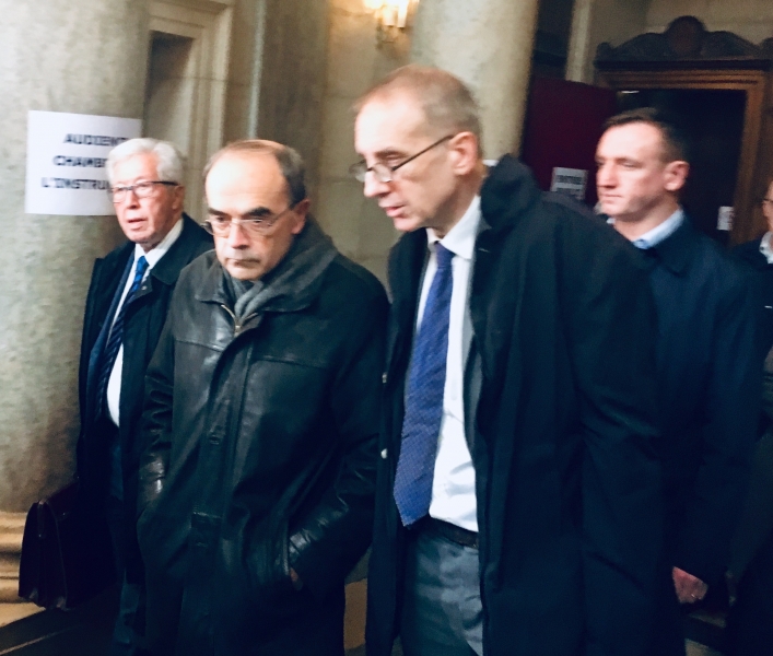 RCF69 - Le cardinal Barbarin entouré de ses avocats à la sortie de son procès en appel